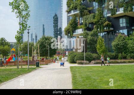 Milano 07/15/2020: Giardino pubblico di Milano porta Nuova con vista sull'iconico edificio a torre verticale Bosco e sul grattacielo UniCredit Foto Stock