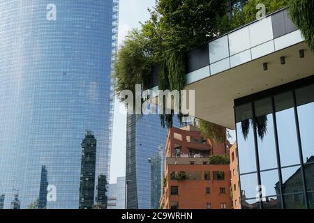 Milano 07/15/2020: Piante sulla terrazza della torre Bosco verticale, edificio di Boeri e vista sul grattacielo UniCredit Foto Stock