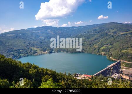 Diga di barriera d'acqua e bellissimo lago Perucac con acqua blu pulita sul fiume Drina nel parco naturale Tara, Serbia. Paesaggio e concetto di viaggio Foto Stock