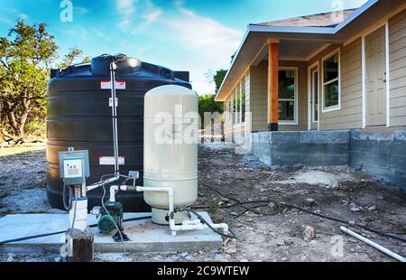 Acqua profonda ben allestita di fronte alla costruzione domestica. Foto Stock