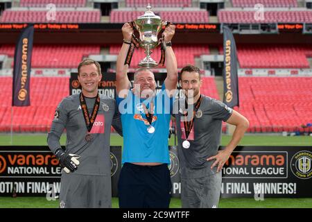 LONDRA, REGNO UNITO. 2 agosto 2020 - Joe Cracknell (13), allenatore del portiere di Harrogate Town, Phil Priestley e James Belshaw (1) di Harrogate Town festeggiano dopo essere stati promossi alla Football League durante la finale di gioco della Vanarama National League tra Notts County e Harrogate Town allo stadio Wembley, Londra. (Credit: Jon Hobley | MI News) Credit: MI News & Sport /Alamy Live News Foto Stock