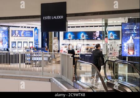Multinazionale americana per la cura della pelle, marchio di prodotti di bellezza, il logo Estée Lauder visto a Hong Kong. Foto Stock