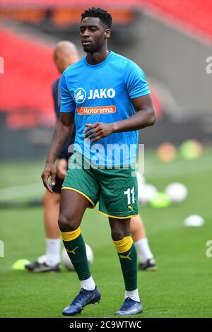 LONDRA, REGNO UNITO. 2 agosto 2020 - Enzio Boldewijn (11) della contea di Notts si riscalda durante la finale di gioco della Vanarama National League tra la contea di Notts e Harrogate Town allo stadio di Wembley, Londra. (Credit: Jon Hobley | MI News) Credit: MI News & Sport /Alamy Live News Foto Stock