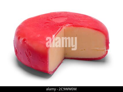 Pane rotondo rosso tagliato di formaggio Gouda isolato su bianco. Foto Stock