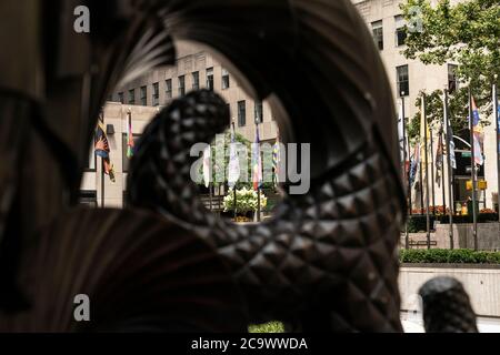 New York, NY - 2 agosto 2020: Vista del progetto Flag al Rockefeller Center che onora la resilienza della città in mezzo alla pandemia Foto Stock