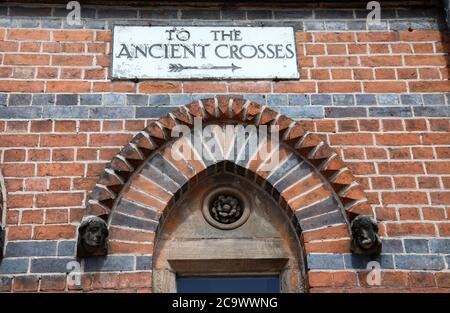 Segno per le famose croci anglosassoni sull'edificio dell'Istituto letterario di Sandbach Foto Stock