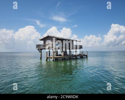 Stiltsville, Biscayne National Park, Florida 08-12-2018 Hicks House, una delle sette case di palafitte rimaste sopra le pianure erbose del parco. Foto Stock