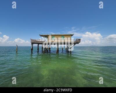 Stiltsville, Biscayne National Park, Florida 08-12-2018 Bay Chateau, una delle sette case di palafitte rimaste sopra le pianure erbose del parco. Foto Stock