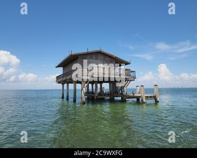 Stiltsville, Biscayne National Park, Florida 08-12-2018 Hicks House, una delle sette case di palafitte rimaste sopra le pianure erbose del parco. Foto Stock