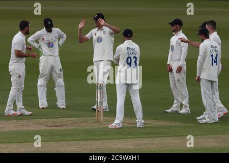 CHESTER LE STREET, INGHILTERRA. 2 AGOSTO 2020 - il ben Raine di Durham (a sinistra) celebra un wicket con Paul Coughlin (2° da sinistra) durante la partita del Bob Willis Trophy tra Durham e Yorkshire a Emirates Riverside, Chester le Street domenica 2 agosto 2020. (Credit: Mark Fletcher | MI News) Credit: MI News & Sport /Alamy Live News Foto Stock