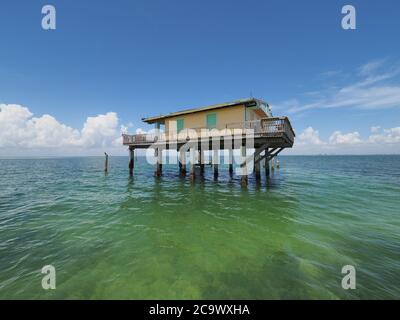 Stiltsville, Biscayne National Park, Florida 08-12-2018 Bay Chateau, una delle sette case di palafitte rimaste sopra le pianure erbose del parco. Foto Stock