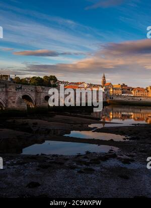 Berwick Upon Tweed, la città più settentrionale dell'Inghilterra con il Ponte Vecchio costruire sugli ordini di Giacomo VI / i Foto Stock