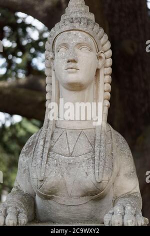 Primo piano di una vecchia statua della sfinge nella Chiswick House and Gardens a West London, Regno Unito. Chiswick House è una magnifica villa neo-Palladiana. Foto Stock