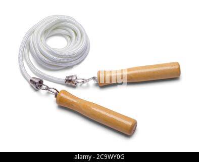Corda da salto con maniglie in legno isolate su bianco. Foto Stock