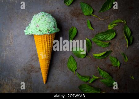 Cono gelato al cioccolato con chip alla menta Foto Stock