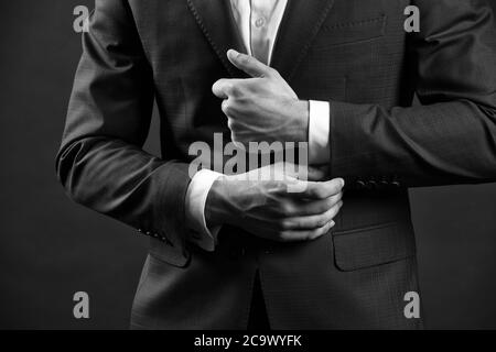 Lunghezza manicotto corretta. Ogni dettaglio conta. Giacca perfetta vestibilita. Abbigliamento formale in stile business. Uomo mani che regolano business suit primo piano. Stile formale. Gli uomini d ...
