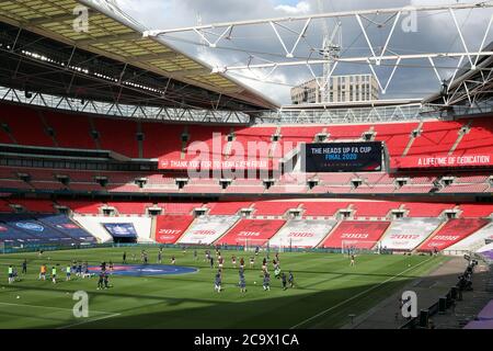 Wembley, Regno Unito. 01 agosto 2020. I giocatori si riscaldano prima della partita finale della fa Cup Emirates Arsenal contro Chelsea, al Wembley Stadium, Londra, Regno Unito, il 1 agosto 2020. La partita viene giocata a porte chiuse a causa dell'attuale pandemia di Coronavirus COVID-19 e delle restrizioni di blocco/allontanamento sociale del governo. Credit: Paul Marriott/Alamy Live News Foto Stock