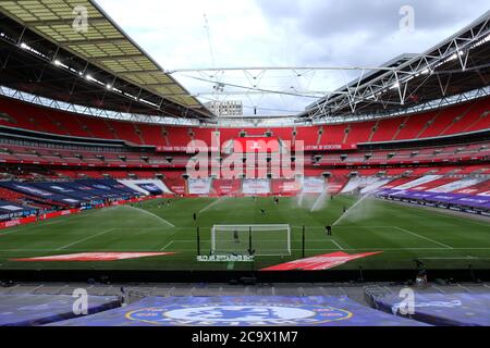 Wembley, Regno Unito. 01 agosto 2020. Innaffiare il campo a metà tempo alla partita finale della Emirates fa Cup Arsenal contro Chelsea, al Wembley Stadium, Londra, Regno Unito, il 1 agosto 2020. La partita viene giocata a porte chiuse a causa dell'attuale pandemia di Coronavirus COVID-19 e delle restrizioni di blocco/allontanamento sociale del governo. Credit: Paul Marriott/Alamy Live News Foto Stock