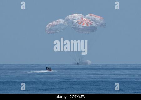 Washington, Stati Uniti. 02 agosto 2020. La navicella spaziale SpaceX Crew Dragon Endeavour è vista come atterra con gli astronauti della NASA Robert Behnken e Douglas Hurley a bordo nel Golfo del Messico al largo della costa di Pensacola, Florida, il 2 agosto 2020. Il volo di prova Demo-2 per il programma Commercial Crew della NASA è stato il primo a consegnare gli astronauti alla Stazione spaziale Internazionale e a restituirli in modo sicuro alla Terra a bordo di una navicella spaziale costruita e gestita in commercio. Behnken e Hurley tornarono dopo aver trascorso 64 giorni nello spazio. NASA Photo by Bill Ingalls/UPI Credit: UPI/Alamy Live News Foto Stock