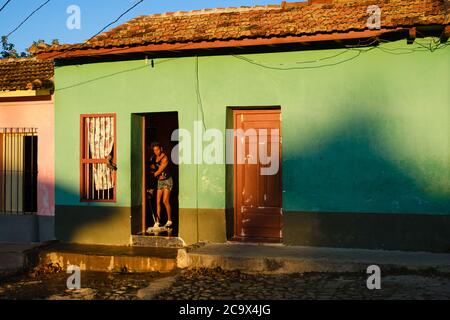 TRINIDAD, CUBA - CIRCA GENNAIO 2020: Scena tipica di strada a Trinidad. Foto Stock