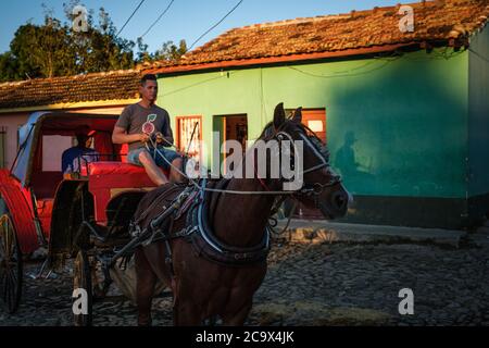 TRINIDAD, CUBA - CIRCA GENNAIO 2020: Scena tipica di strada a Trinidad. Foto Stock