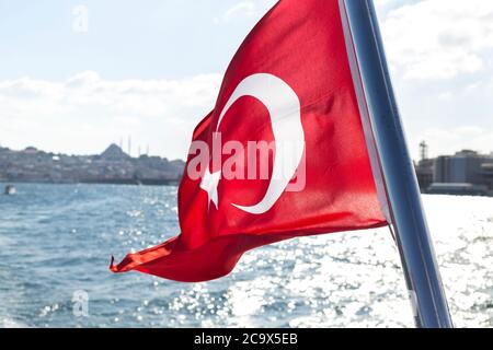 Bandiera turca che sventolava nel vento, la stella e la mezzaluna Foto Stock