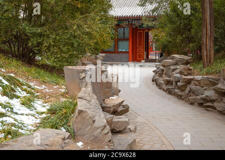 Pechino, Cina - Gen 11 2020: Huafang casa nel Parco Beihai è un'architettura cinese che circondava uno stagno che si trova nel mezzo dell'arciato Foto Stock