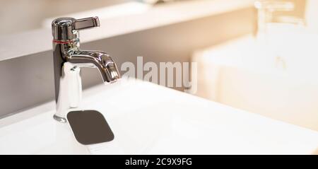 Il rubinetto da cucina in acciaio inox da utilizzare all'interno della casa e il nuovo design da decorare in cucina. Foto Stock
