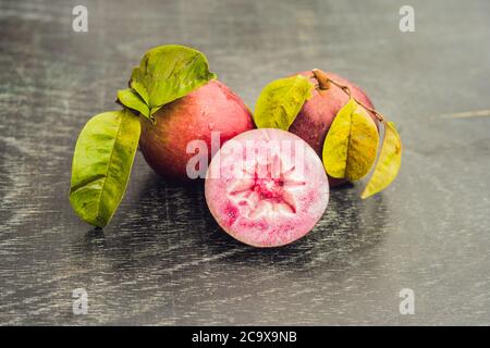 Frutta fresca di Crisophyllum cainito su fondo di legno Foto Stock