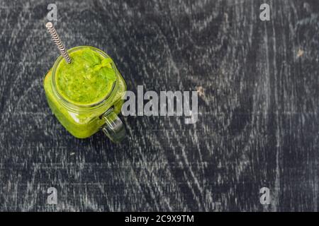 Frullati verdi in spinaci. Concetto sano di cibo e sport Foto Stock