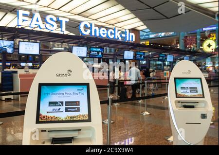 31.01.2020, Singapore, Repubblica di Singapore, Asia - Area di check-in veloce con chioschi per il check-in elettronico presso il Terminal 2 dell'Aeroporto di Changi. Foto Stock
