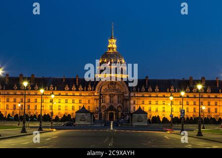 Les Invalides a notte estiva a Parigi, Francia Foto Stock
