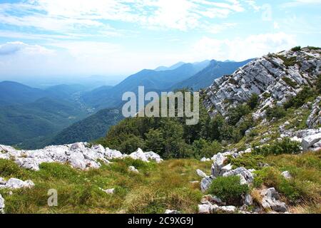 Vista panoramica della vetta rocciosa della montagna di Velebit, Croazia Foto Stock