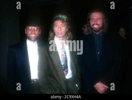 Beverly Hills, California, USA 27 Febbraio 1996 i musicisti Maurice Gibb, Robin Gibb e Barry Gibb partecipano al 38° Premio annuale Grammy preparty ospitato da Clive Davis il 27 Febbraio 1996 al Beverly Hills Hotel di Beverly Hills, California, USA. Foto di Barry King/Alamy Stock foto Foto Stock