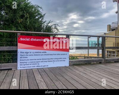 Melbourne, Australia - circa maggio 2020: Segno di allontanamento sociale sul prehore di Frankston durante la pandemia di Covid 19 Foto Stock