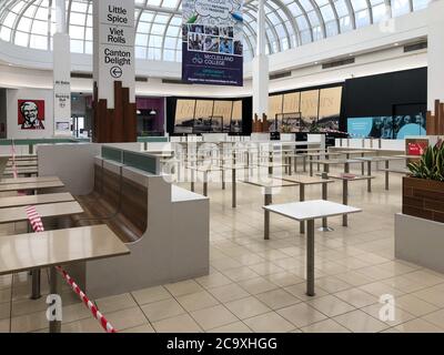 Melbourne, Australia - circa maggio 2020: Vuoto chiuso food Court durante la pandemia di Covid-19 Foto Stock