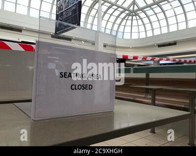 Melbourne, Australia - circa maggio 2020: Cartello di chiusura dell'area salotto presso un'area ristoro durante la pandemia COVID-19 Foto Stock