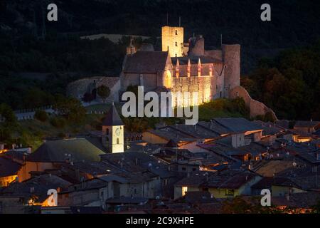 Le rovine del castello di Tallard (monumento storico medievale) sono illuminate di notte. Tallard, Valle della Durance, Hautes-Alpes, Regione Provenza-Alpi-Costa Azzurra Foto Stock