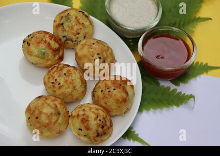 Appum o Appe, Appam o Mixed dal o Rava Appe servito con chutney verde e rosso. Un piatto popolare per la colazione dell'India del sud a forma di palla, fuoco selettivo Foto Stock