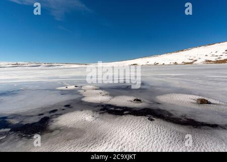 Lago la Godivelle in inverno, altopiano di Cezallier, Parco Naturale Regionale di Volcans d'Auvergne, Puy de Dome, Auvergne Foto Stock