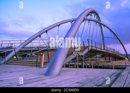 Ponte pedonale di Frankston sul torrente Kananook al crepuscolo. Melbourne, Australia Foto Stock