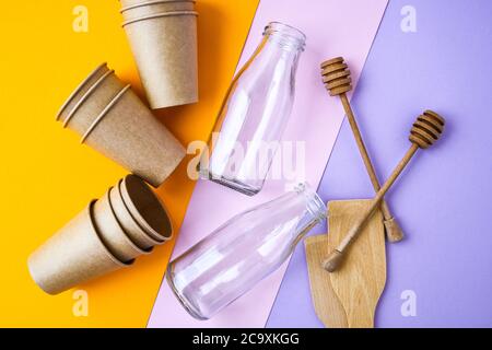 Smistamento rifiuti domestici per il riciclaggio. Concetto di conservazione ambientale. Zero sprechi, nessuna plastica. Craft carta tazze. Utensili da cucina in legno Foto Stock