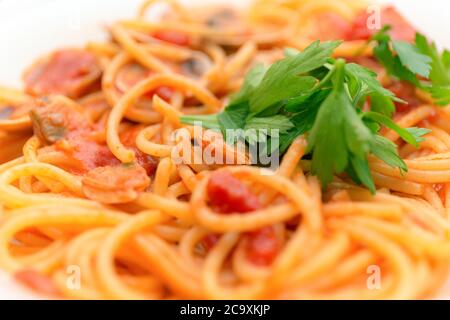 Primo piano di spaghetti con prezzemolo di pomodoro vongole Foto Stock