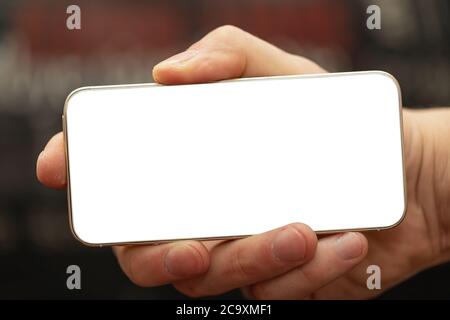 Vista a scatto ritagliata dello smartphone uomo con mani in mano e schermata vuota per la copia dei messaggi di testo o dei contenuti informativi Foto Stock