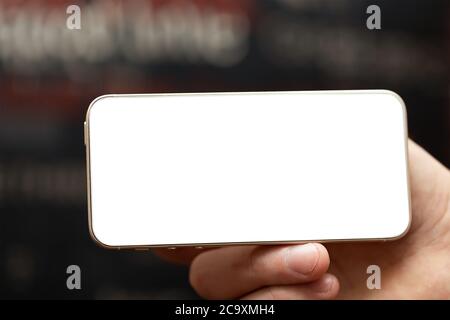 Vista a scatto ritagliata dello smartphone uomo con mani in mano e schermata vuota per la copia dei messaggi di testo o dei contenuti informativi Foto Stock