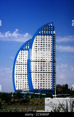 Volgograd. Russia. Costruzione di un edificio di appartamenti che assomiglia a una vela Foto Stock