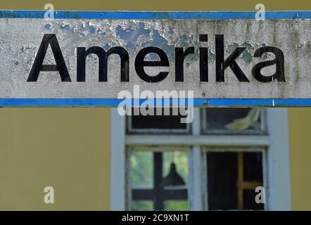 Amerika, Germania. 01 agosto 2020. Il colore scorre alla fermata America da un cartello sulla piattaforma. Non si sa esattamente come l'attuale parte della città di Penig abbia preso il suo nome. Credit: Hendrik Schmidt/dpa-Zentralbild/ZB/dpa/Alamy Live News Foto Stock