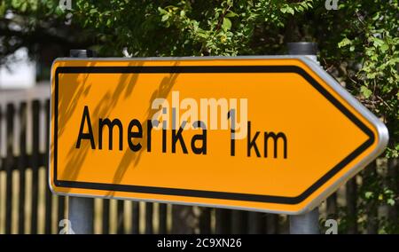 Amerika, Germania. 01 agosto 2020. Un cartello mostra la strada per l'America. Non si sa esattamente come l'attuale parte della città di Penig abbia preso il suo nome. Credit: Hendrik Schmidt/dpa-Zentralbild/ZB/dpa/Alamy Live News Foto Stock