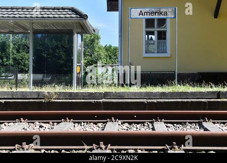 Amerika, Germania. 01 agosto 2020. Il colore scorre alla fermata America da un cartello sulla piattaforma. Non si sa esattamente come l'attuale parte della città di Penig abbia preso il suo nome. Credit: Hendrik Schmidt/dpa-Zentralbild/ZB/dpa/Alamy Live News Foto Stock