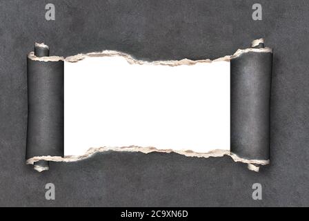Sfondo orizzontale con foro sfilacciato strappato in carta strappata di colore grigio scuro. Sfondo con foro bianco isolato in carta nera. Carta innovativa. Foto Stock